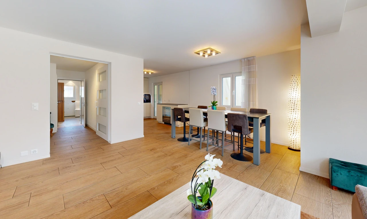 salon / salle à manger avec drywall, cloison sèche, wood finish floor, sol en finition bois, et light floor