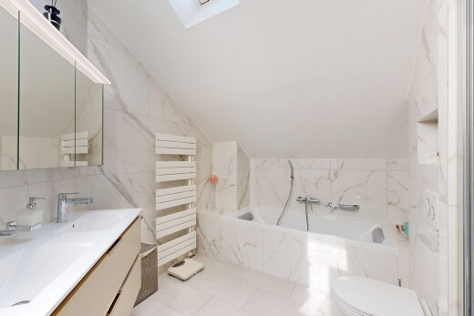 bad mit fliesenwand, tile wall, komplettes badezimmer, spiegel, und bad