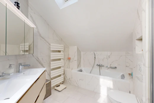 salle de bains avec mur en carrelage, tile wall, salle de bain complète, miroir, et bain