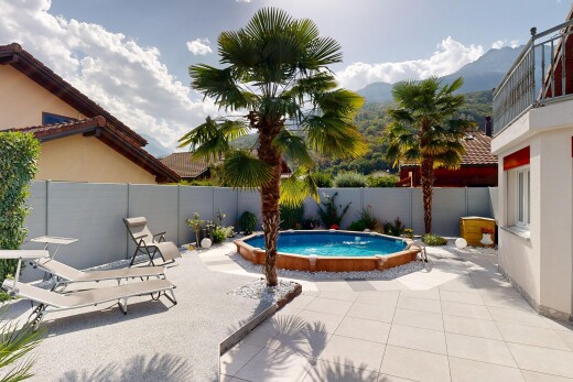 schwimmbad mit schwimmbad, terrasse, from property, zaun, und day time