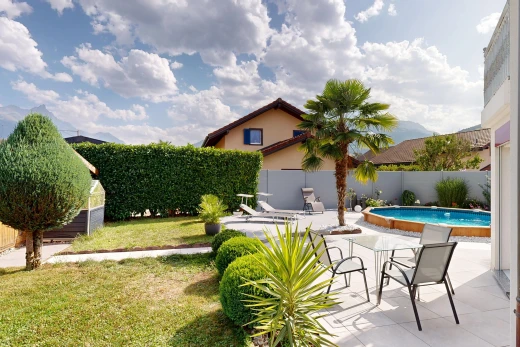 piscine avec piscine, clôture, from property, terrasse, et pelouse