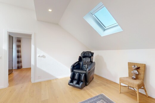 büro mit dachfenster, zusätzliches zimmer, vaulted ceiling, dachschräge, und drywall