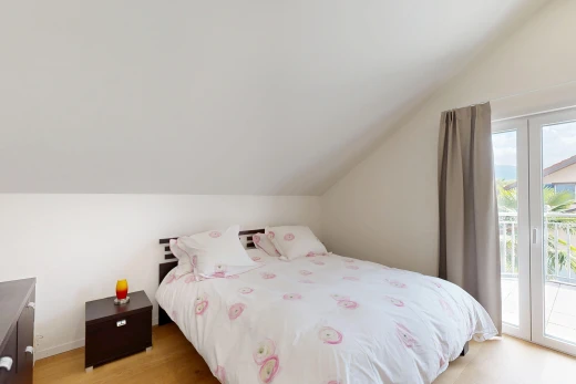 chambre avec vaulted ceiling, plafond voûté, accès à l'extérieur, drywall, et cloison sèche