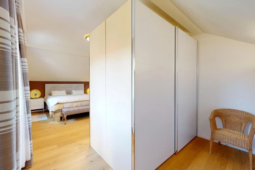 chambre avec vaulted ceiling, plafond voûté, wood finish floor, sol en finition bois, et light floor