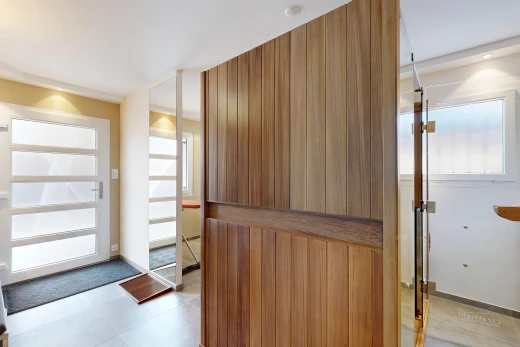 couloir avec cloison sèche, drywall, inside property, light floor, et éclairage encastré