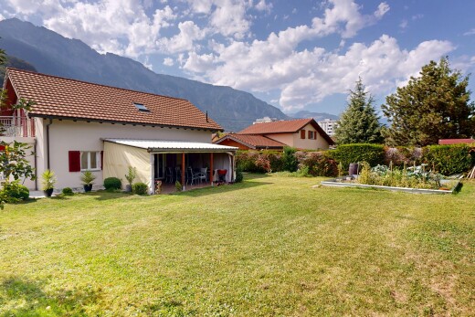 außenansicht mit rasen, mountain view, blick auf die berge, ziegeldach, und day time