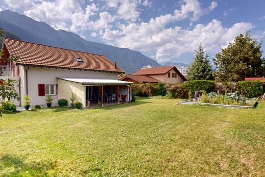 façade avec pelouse, mountain view, vue sur la montagne, toit en tuiles, et day time