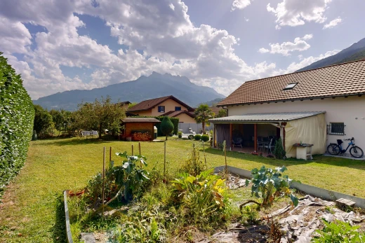 jardin avec pelouse, mountain view, vue sur la montagne, property visible, et day time