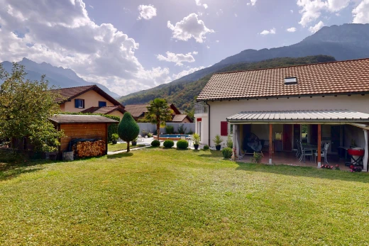 façade avec from property, mountain view, vue sur la montagne, pelouse, et toit en tuiles