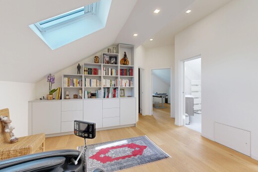 wohnzimmer mit zusätzliches zimmer, dachfenster, vaulted ceiling, dachschräge, und einbauleuchten