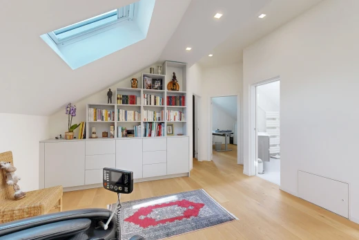 salon avec pièce supplémentaire, puits de lumière, vaulted ceiling, plafond voûté, et éclairage encastré