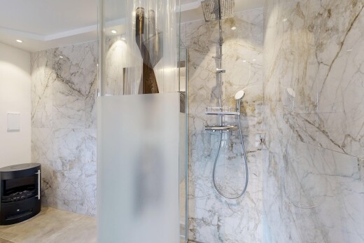 einzelheiten mit dusche, ceiling, wall, power working, und interior