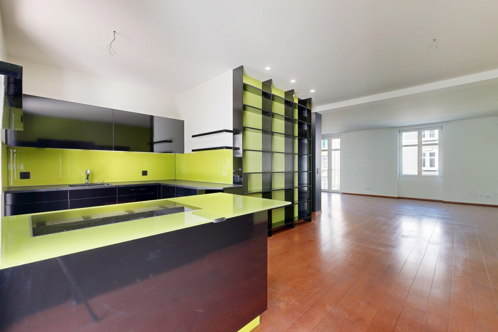 küche mit inside property, holzfußboden, wood finish floor, gipskartonwand, und drywall