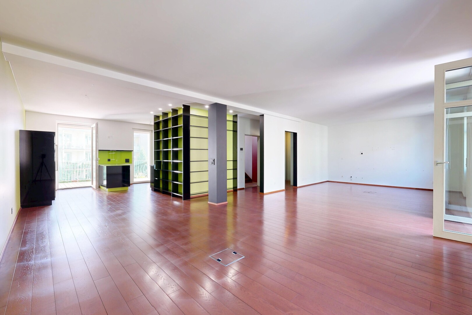 leerer raum mit inside property, gipskartonwand, drywall, holzfußboden, und wood finish floor