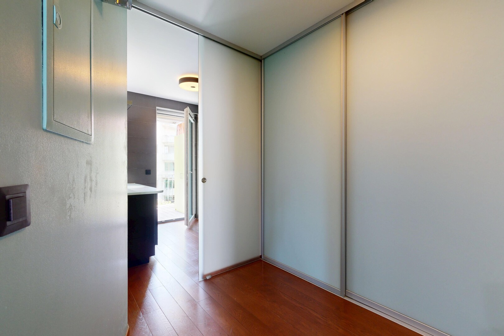 halle / korridor mit inside property, holzfußboden, wood finish floor, dark floor, und natürliches licht