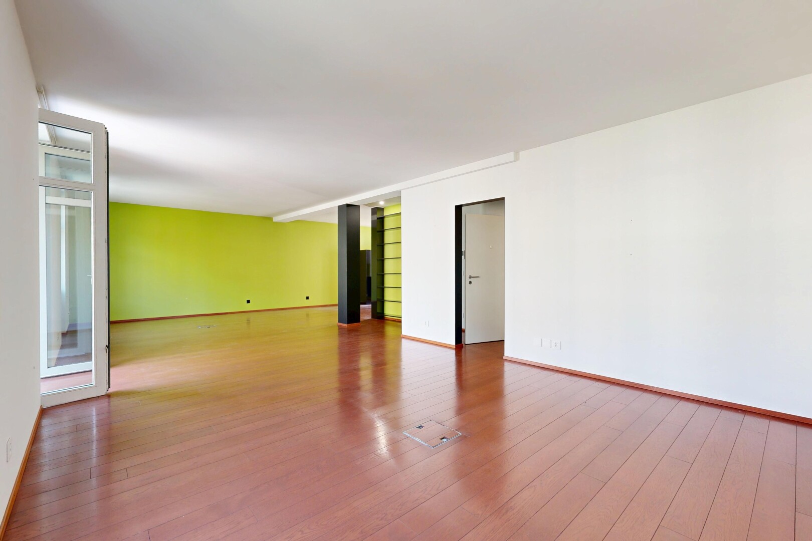 leerer raum mit holzfußboden, wood finish floor, inside property, gipskartonwand, und drywall