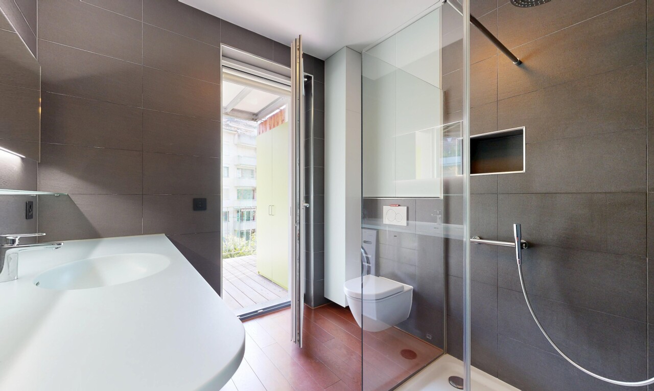 bad mit dusche, komplettes badezimmer, natürliches licht, natural light, und fliesenwand
