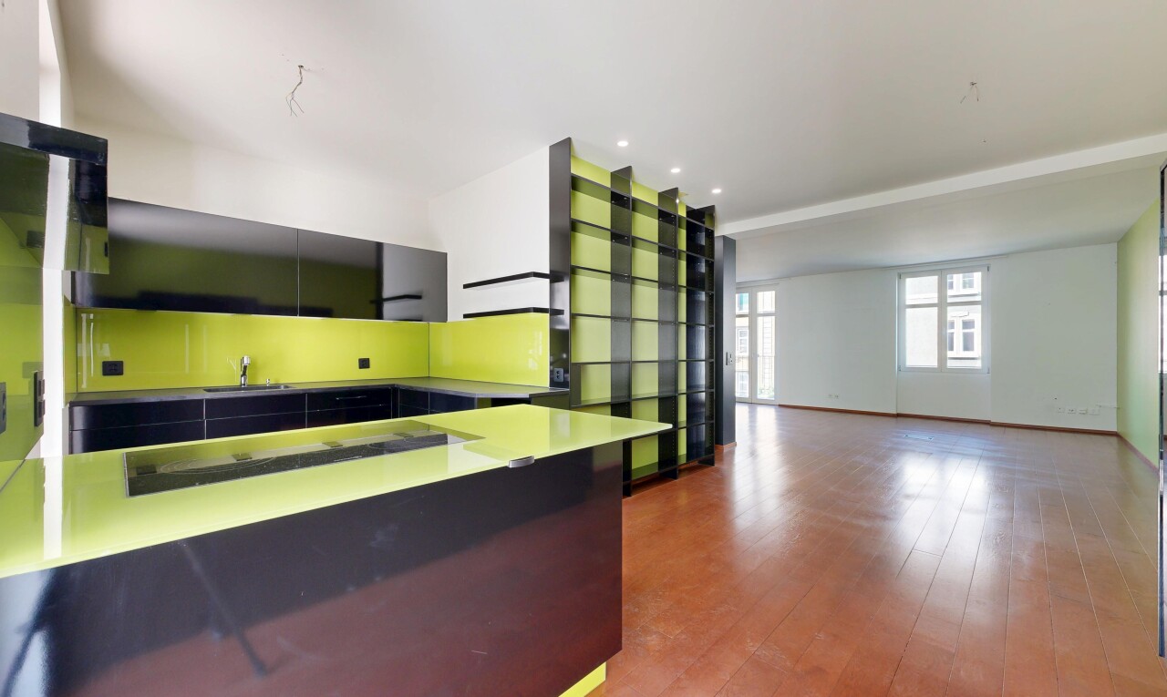 küche mit inside property, holzfußboden, wood finish floor, gipskartonwand, und drywall