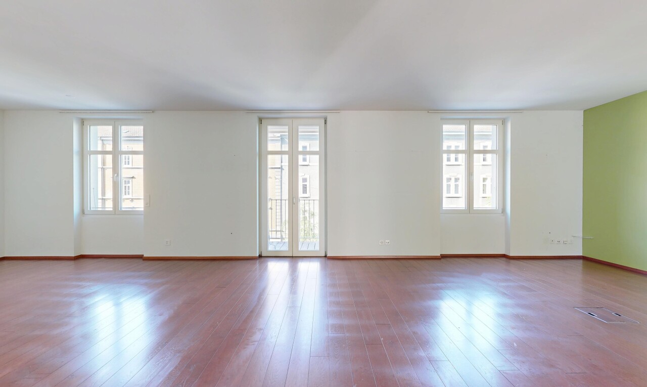 leerer raum mit natürliches licht, natural light, holzfußboden, wood finish floor, und gipskartonwand