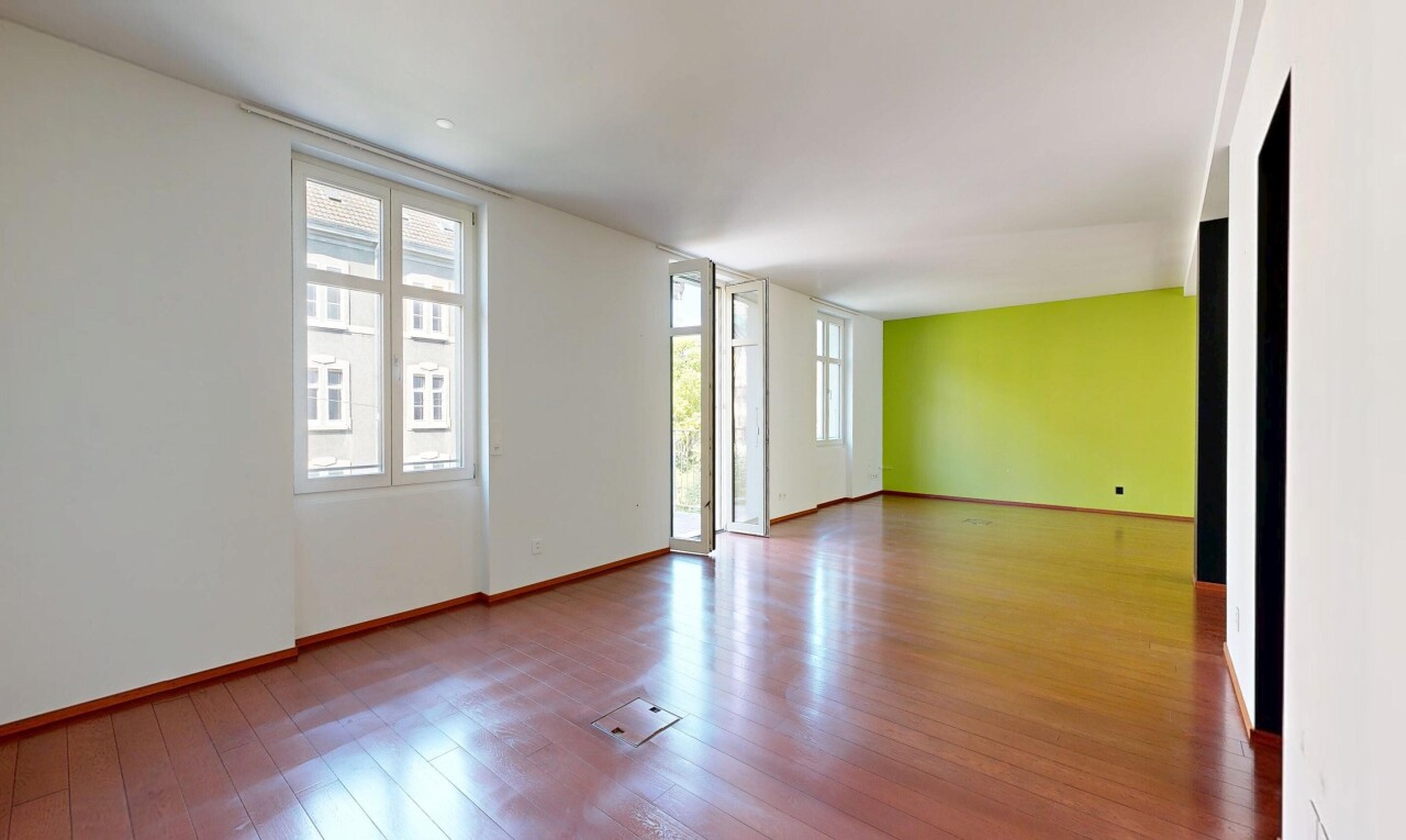 leerer raum mit natural light, natürliches licht, inside property, drywall, und gipskartonwand