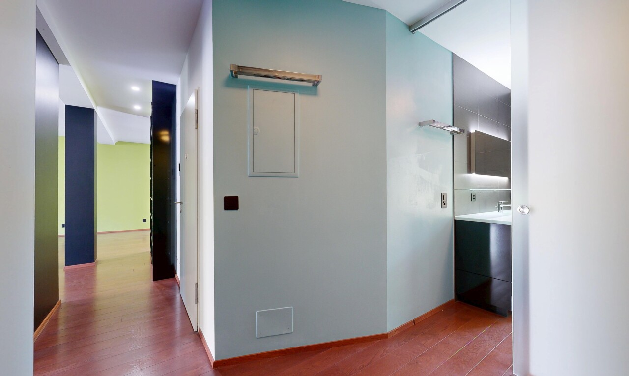 halle / korridor mit inside property, wood finish floor, holzfußboden, drywall, und gipskartonwand