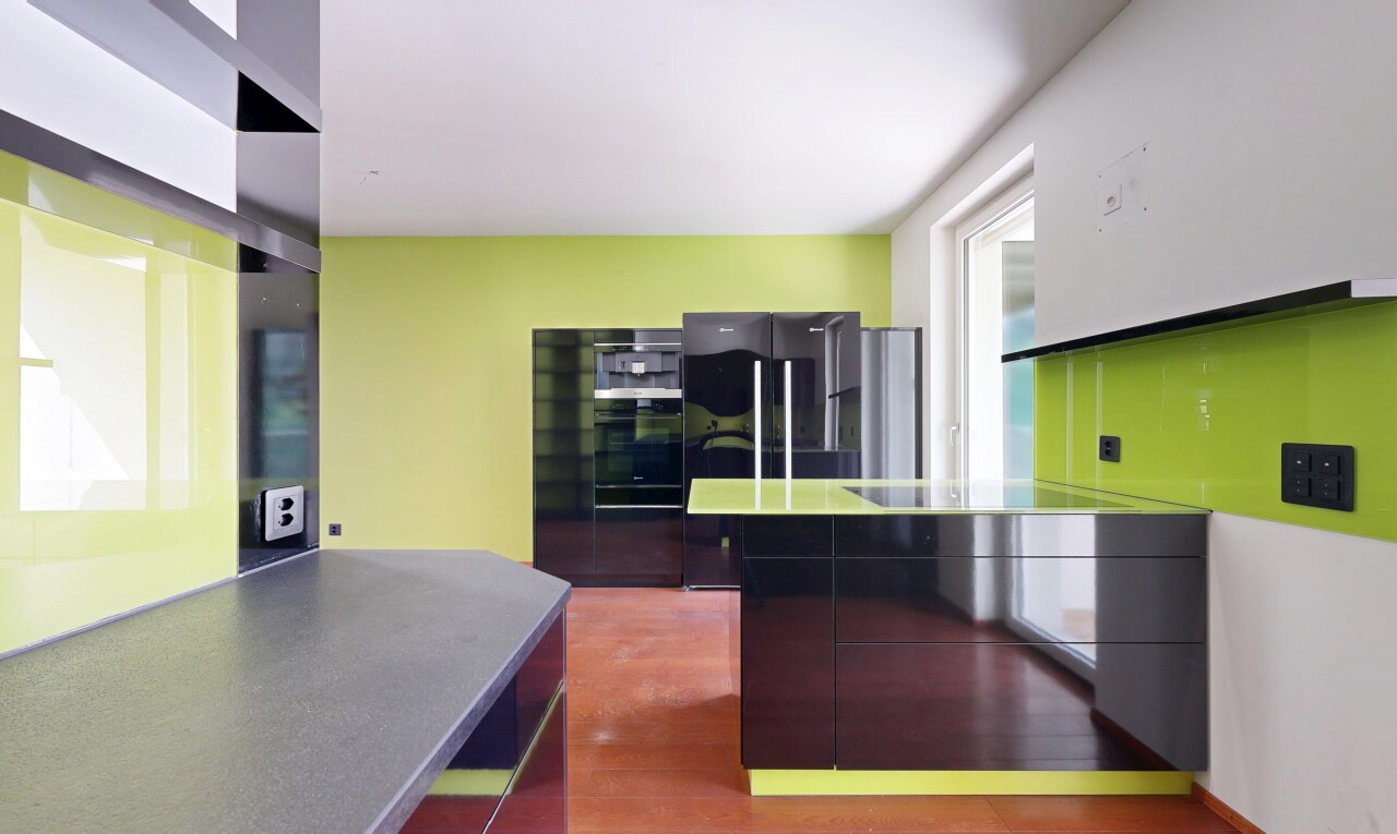 küche mit schränke mit flachen paneelen, flat panel cabinets, gipskartonwand, drywall, und inside property