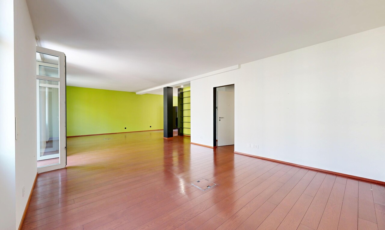 leerer raum mit holzfußboden, wood finish floor, inside property, gipskartonwand, und drywall