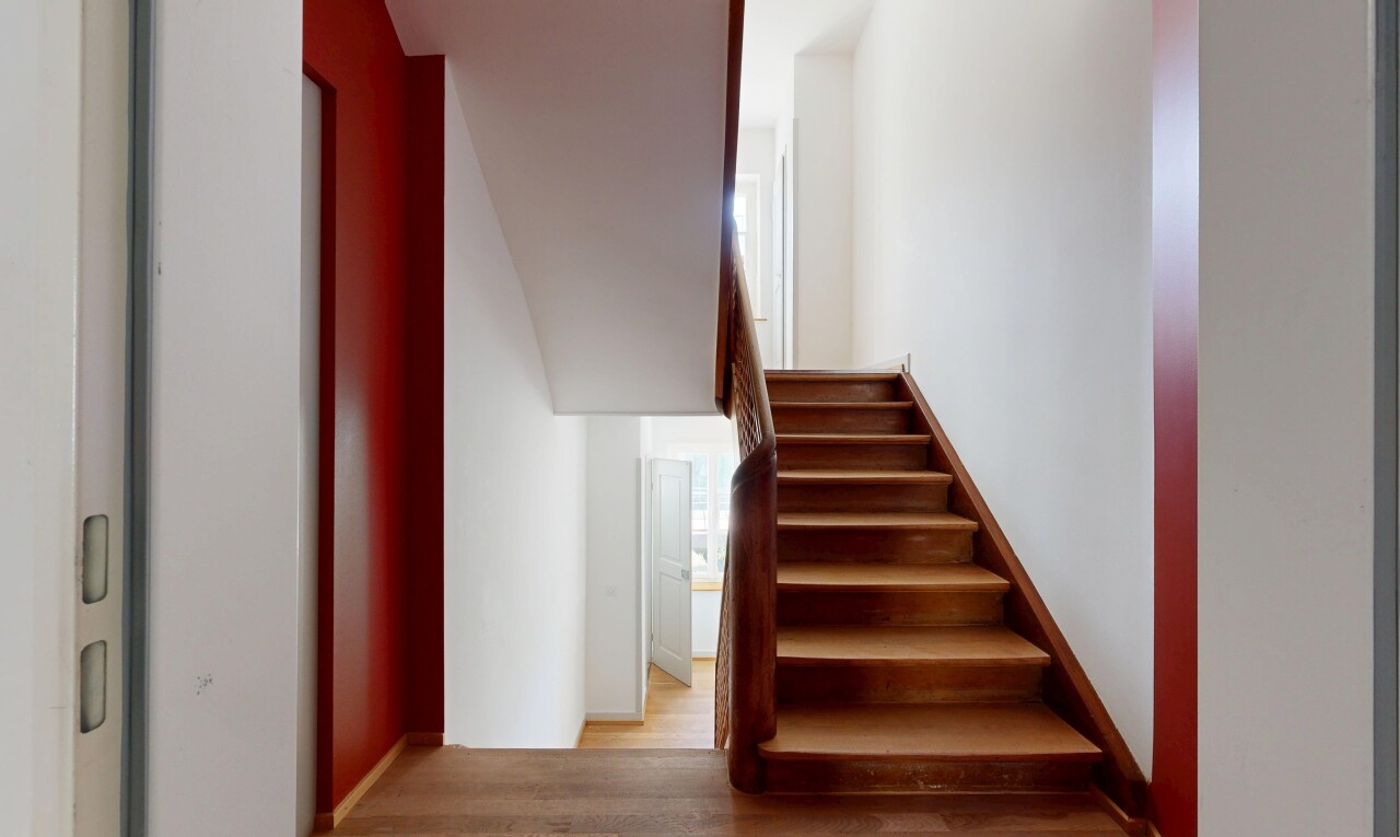 treppe mit treppen, inside property, gipskartonwand, drywall, und holzfußboden