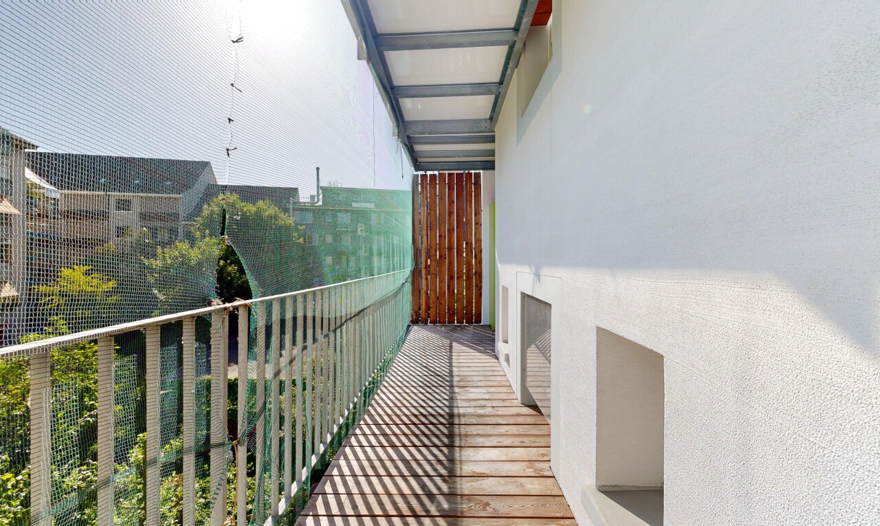 balkon mit balkon, overcast, und from property