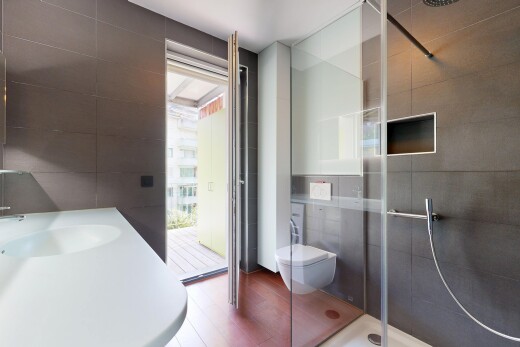 bad mit dusche, komplettes badezimmer, natürliches licht, natural light, und fliesenwand