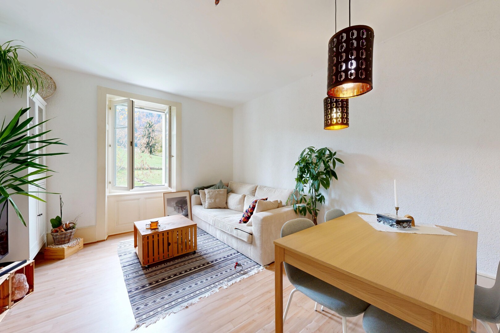 salon / salle à manger avec inside property, lumière naturelle, natural light, sol en finition bois, et wood finish floor