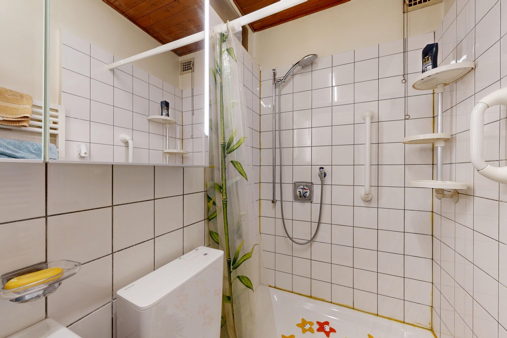 salle de bains avec salle de bain complète, inside property, mur en carrelage, tile wall, et plafond en bois