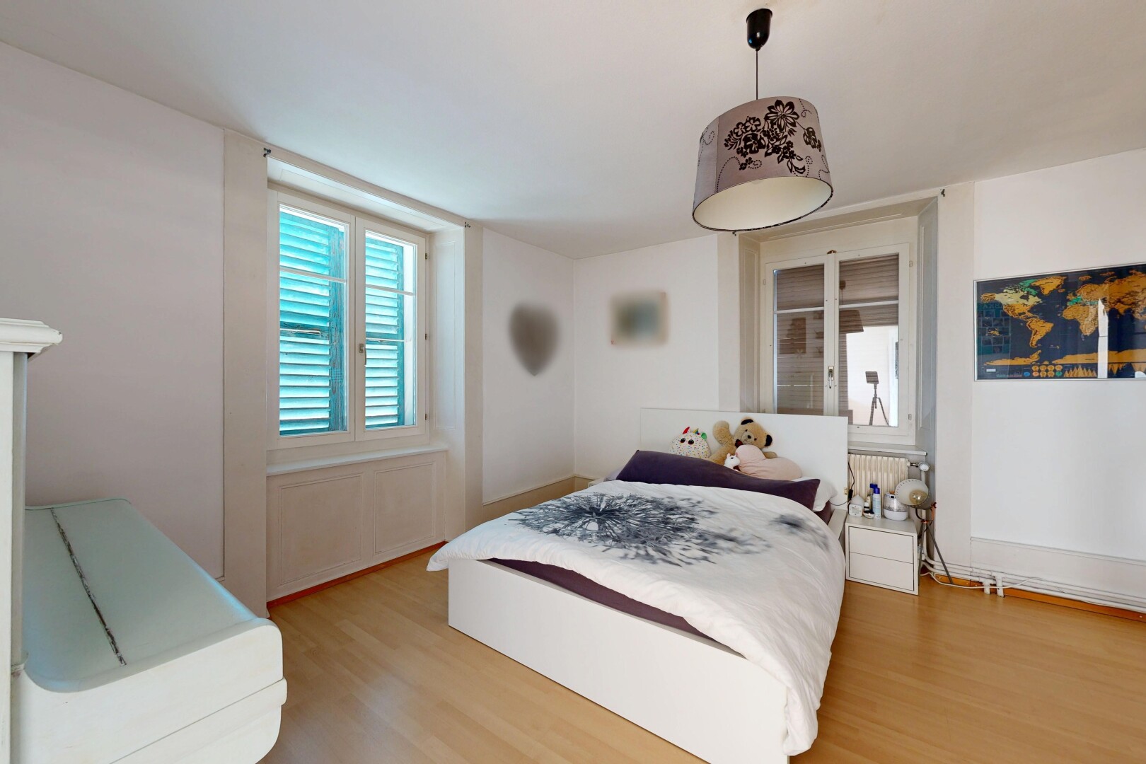 chambre avec sol en finition bois, wood finish floor, inside property, cloison sèche, et drywall