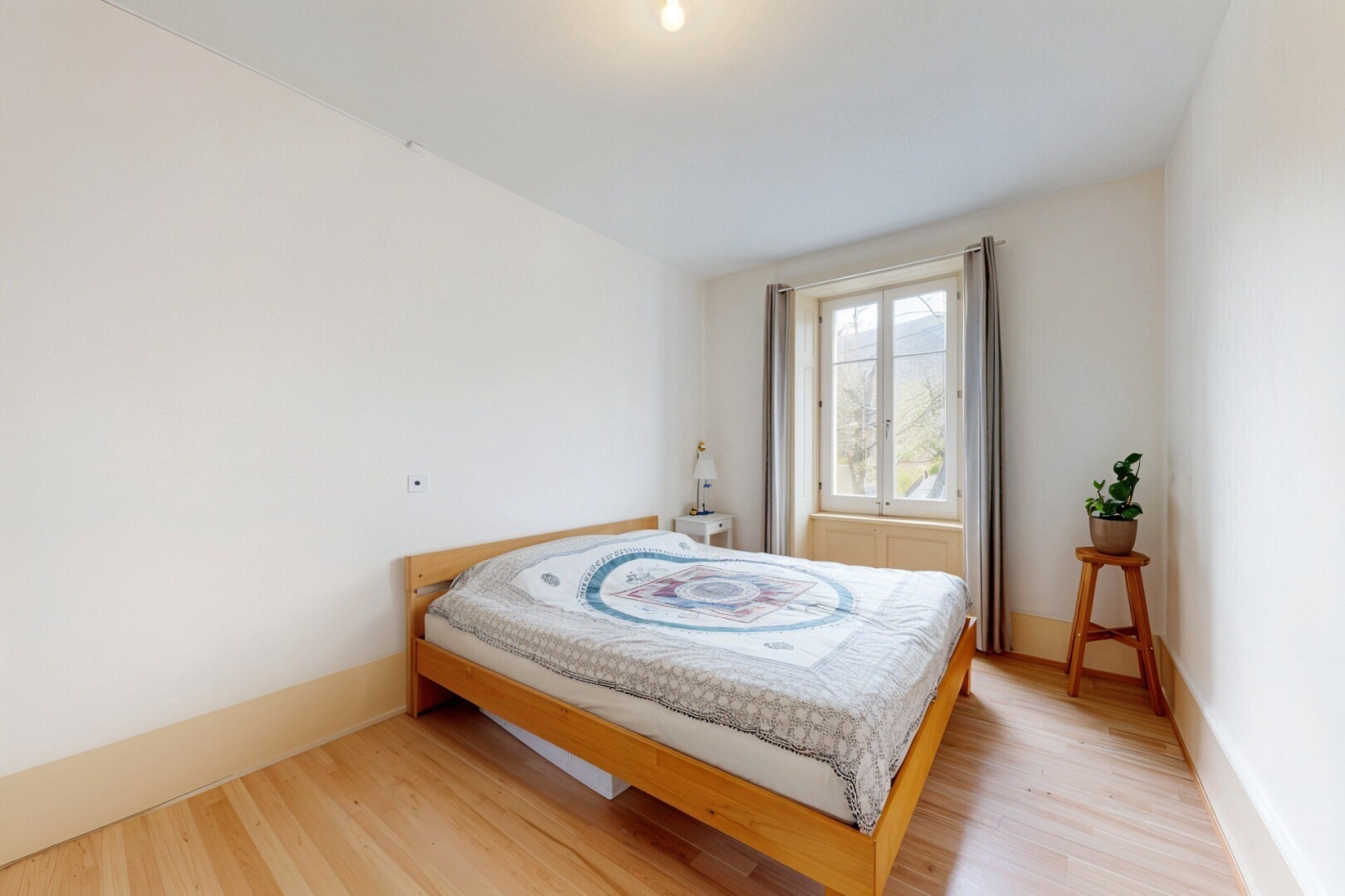 chambre avec sol en finition bois, wood finish floor, lumière naturelle, natural light, et cloison sèche