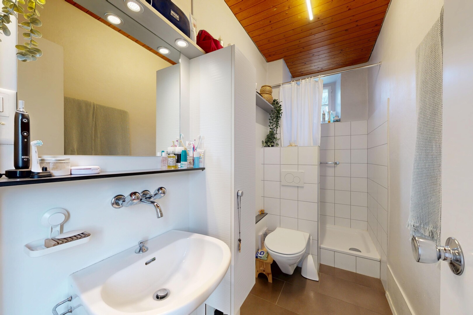salle de bains avec plafond en bois, wood ceiling, salle de bain complète, inside property, et douche
