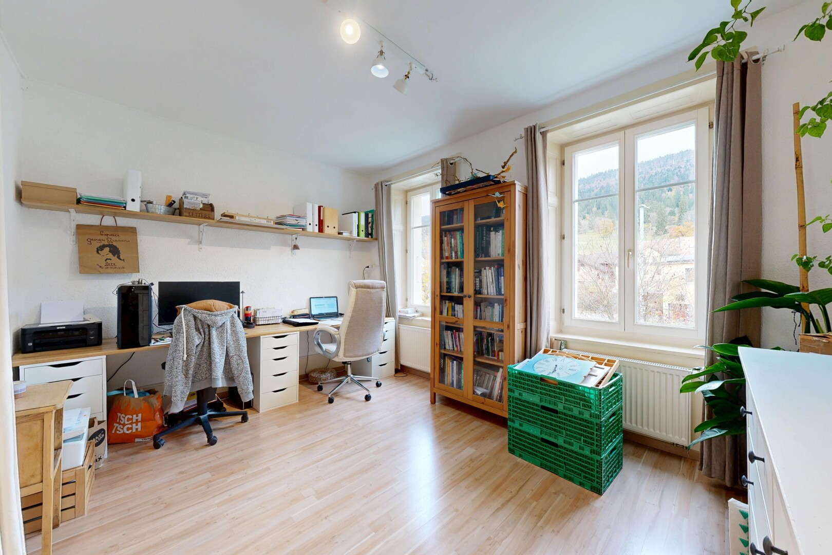 bureau avec lumière naturelle, natural light, inside property, espace bureau, et sol en finition bois