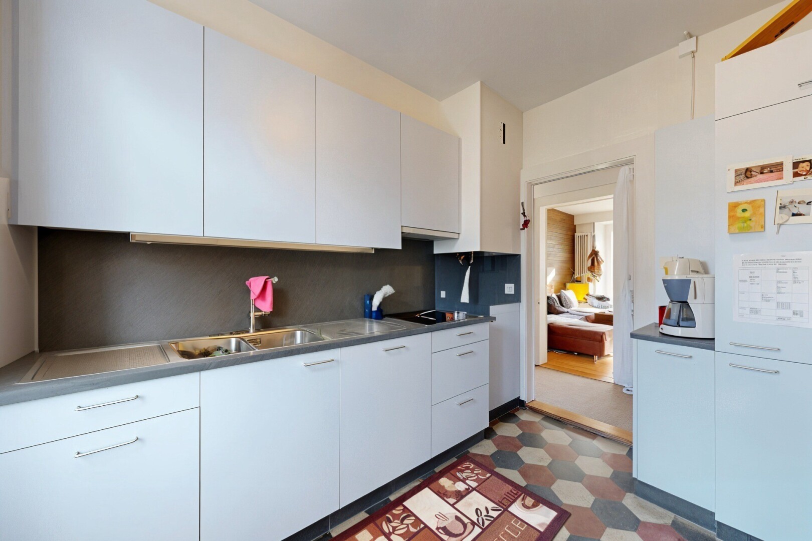 cuisine avec sol en vinyle, vinyl floor, vinyl tile, armoires blanches, et dosseret