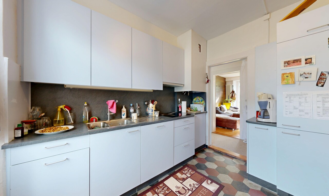 cuisine avec sol en vinyle, vinyl floor, vinyl tile, armoires blanches, et dosseret