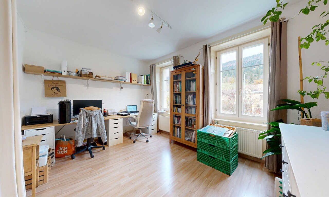 bureau avec lumière naturelle, natural light, inside property, espace bureau, et sol en finition bois