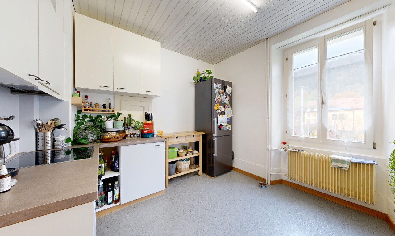 cuisine avec radiateur, lumière naturelle, natural light, armoires blanches, et réfrigérateur