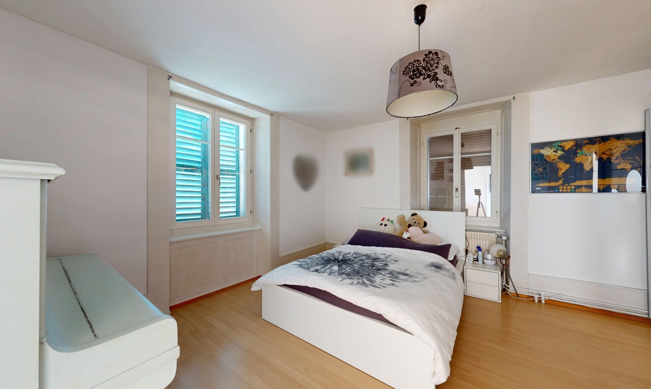 chambre avec sol en finition bois, wood finish floor, inside property, cloison sèche, et drywall