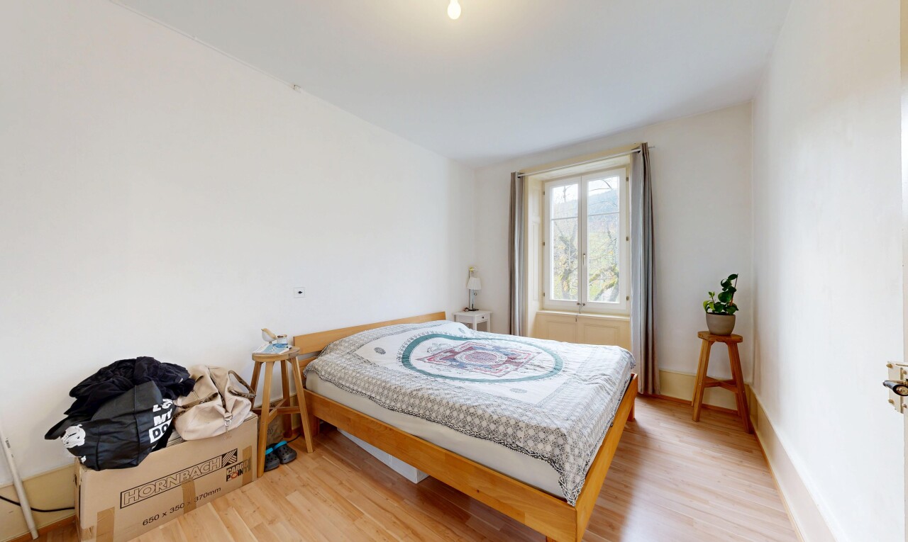 chambre avec sol en finition bois, wood finish floor, lumière naturelle, natural light, et cloison sèche