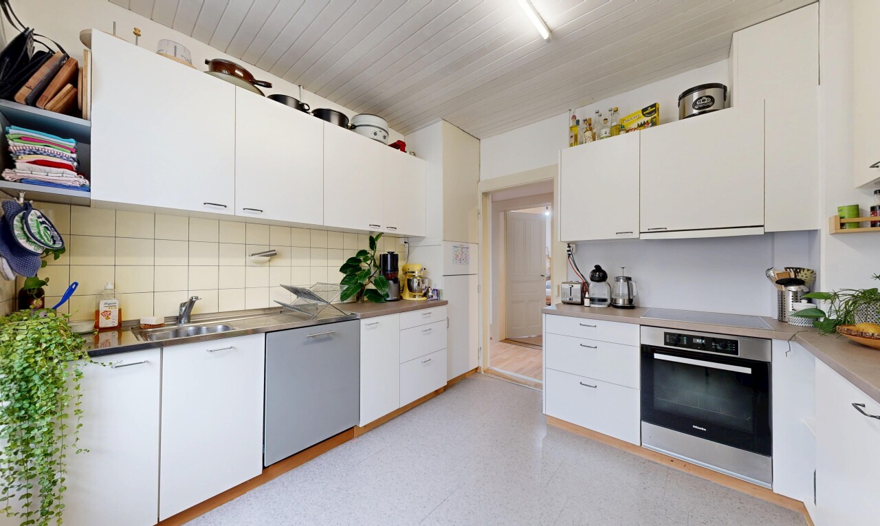 cuisine avec four, armoires blanches, lave-vaisselle, inside property, et étagères ouvertes