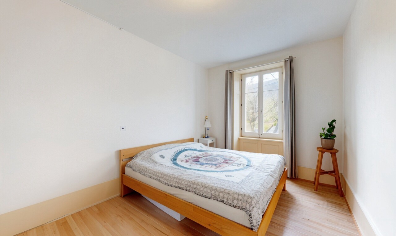 chambre avec sol en finition bois, wood finish floor, lumière naturelle, natural light, et cloison sèche