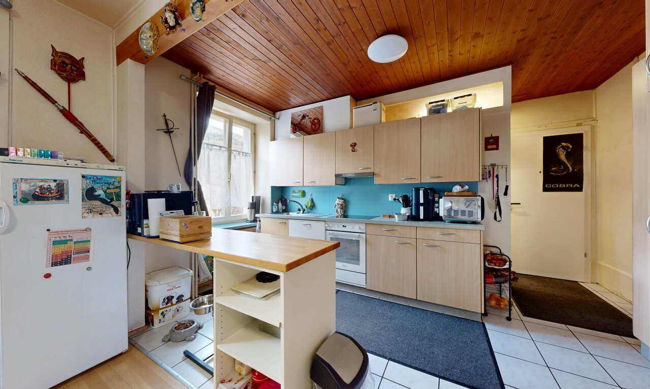 cuisine avec plans de travail, réfrigérateur, péninsule de cuisine, lumière naturelle, et natural light