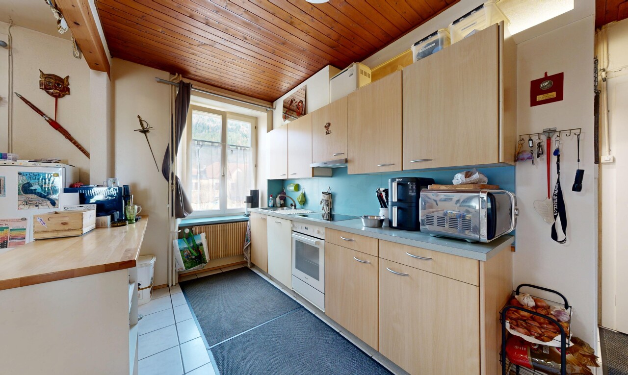 cuisine avec plafond en bois, wood ceiling, plans de travail, lumière naturelle, et natural light