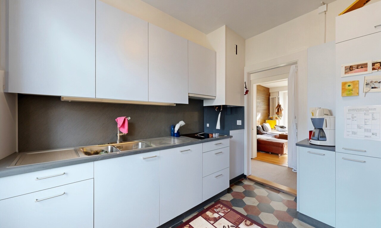cuisine avec sol en vinyle, vinyl floor, vinyl tile, armoires blanches, et dosseret