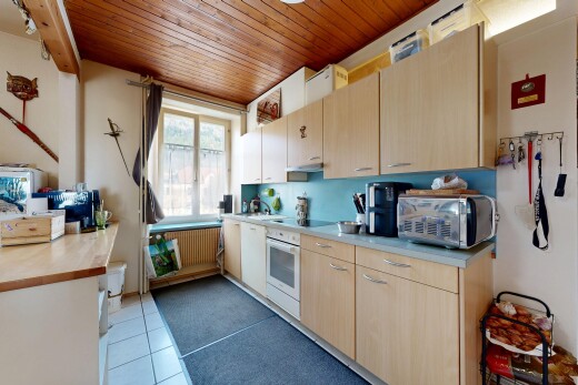 küche mit holzdecke, wood ceiling, arbeitsplatten, natürliches licht, und natural light
