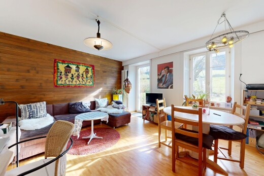 wohn- / esszimmer mit holzwand, wood wall, holzfußboden, wood finish floor, und natürliches licht