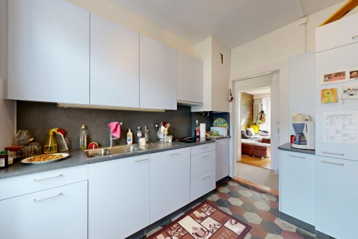 küche mit vinylboden, vinyl floor, vinyl tile, weiße schränke, und küchenrückwand beim herd